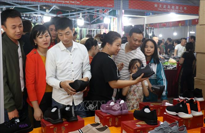 Trong ảnh: Du khách tham quan các gian hàng tại hội chợ. Ảnh: Quốc Khánh - TTXVN