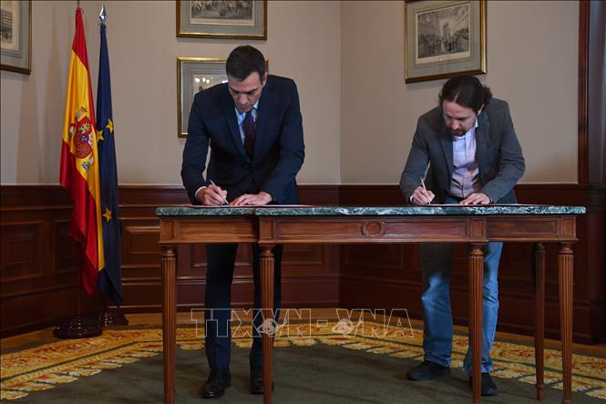 Trong ảnh: Thủ tướng tạm quyền Tây Ban Nha Pedro Sanchez (trái) và lãnh đạo đảng Unidas Podemos Pablo Iglesias ký thỏa thuận thành lập Chính phủ liên minh tại Madrid ngày 12/11/2019. Ảnh: AFP/ TTXVN
