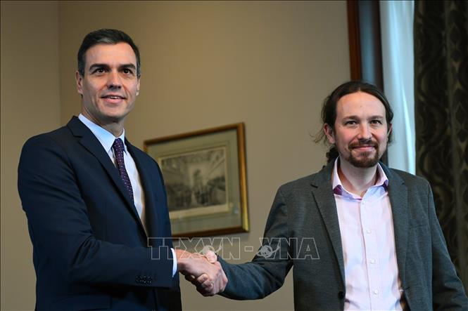 Trong ảnh: Thủ tướng tạm quyền Tây Ban Nha Pedro Sanchez (trái) và lãnh đạo đảng Unidas Podemos Pablo Iglesias trong cuộc họp báo tại Madrid ngày 12/11/2019. Ảnh: AFP/ TTXVN