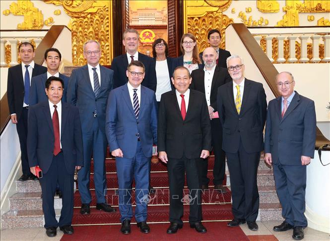 Photo: Host and guests pose for a photo. VNA Photo: Doãn Tấn