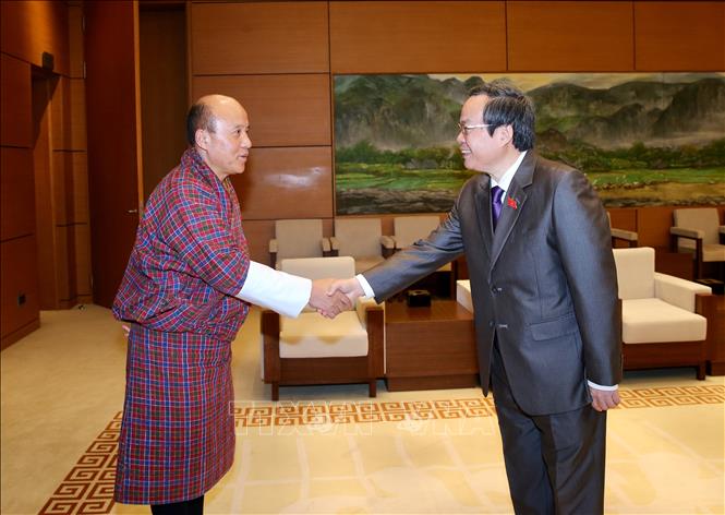 Photo: Vice Chairman of the National Assembly Phung Quoc Hien receives Bhutanese Auditor General Tshering Kezang. VNA Photo: Dương giang