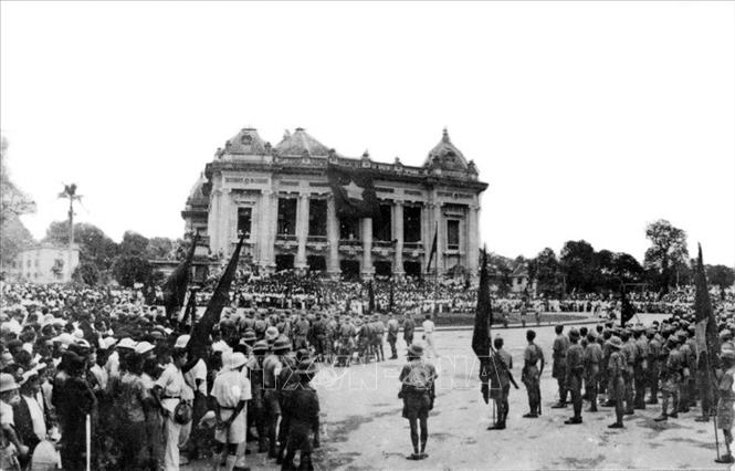 Mặt trận Việt Minh là một trong những nhân tố cơ bản bảo đảm cho Cách mạng Tháng Tám thành công. Trong ảnh: Mit tinh của hàng vạn quần chúng nhân dân tại quảng trường Nhà hát Lớn Hà Nội sáng 19/8/1945, do Mặt trận Việt Minh tổ chức. Ảnh: Tư liệu TTXVN