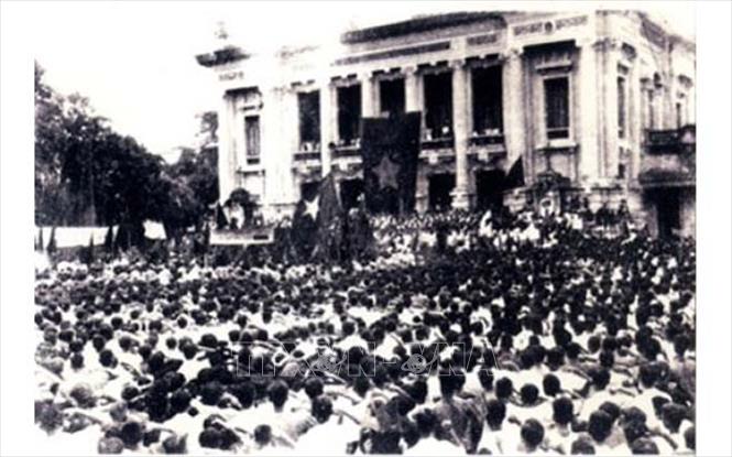 Trong ảnh: Cuộc mít-tinh phát động khởi nghĩa giành chính quyền do Mặt trận Việt Minh tổ chức tại Nhà hát Lớn Hà Nội, ngày 19/8/1945. Ảnh: Tư liệu TTXVN