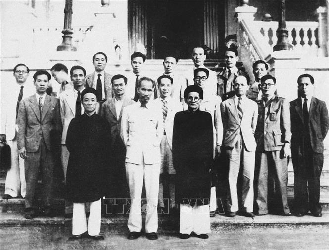 Trong ảnh: Chính phủ Việt Nam Dân chủ Cộng hòa được thành lập do Hồ Chí Minh làm Chủ tịch ra mắt quốc dân (3/11/1946). Ảnh: Tư liệu TTXVN 