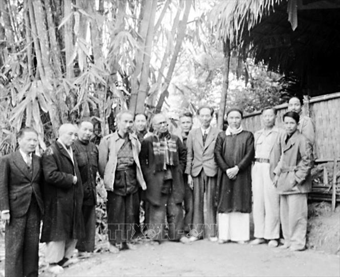 Trong ảnh: Chủ tịch Hồ Chí Minh và các đại biểu dự Hội nghị Ủy ban Liên Việt toàn quốc, tại chiến khu Việt Bắc (tháng 2/1948). Ảnh: Tư liệu TTXVN