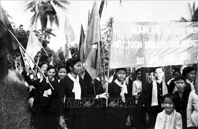 Phong trào Đồng Khởi bắt đầu từ tháng 1/1960 tại Bến Tre và đến cuối năm, lực lượng cách mạng đã làm chủ hơn một nửa số xã ở toàn miền Nam, tạo cơ hội để thực hiện đường lối của Đảng về đấu tranh chính trị kết hợp với đấu tranh vũ trang cho cách mạng miền Nam, là tiền đề để thành lập Mặt trận Dân tộc Giải phóng miền Nam Việt Nam ngày 20/12/1960. Trong ảnh: “Đội quân tóc dài” Bến Tre tổ chức mít tinh, hoan nghênh Đại hội lần thứ nhất Mặt trận Dân tộc Giải phóng miền Nam Việt Nam năm 1960. Ảnh: Tư liệu TTXVN 