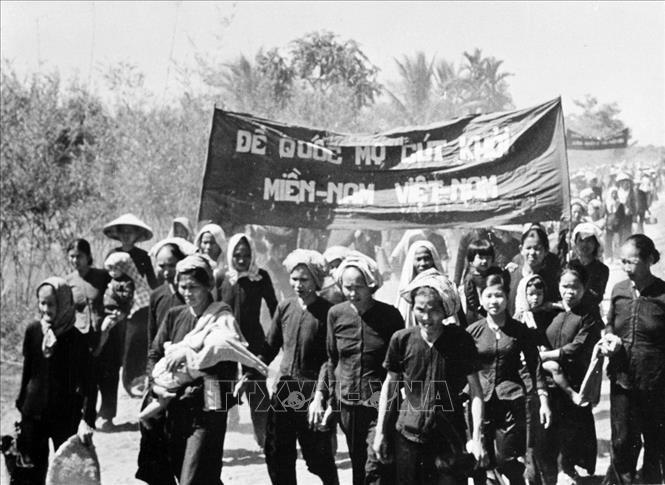 Phong trào Đồng Khởi bắt đầu từ tháng 1/1960 tại Bến Tre và đến cuối năm, lực lượng cách mạng đã làm chủ hơn một nửa số xã ở toàn miền Nam, tạo cơ hội để thực hiện đường lối của Đảng về đấu tranh chính trị kết hợp với đấu tranh vũ trang cho cách mạng miền Nam, là tiền đề để thành lập Mặt trận Dân tộc Giải phóng miền Nam Việt Nam ngày 20/12/1960. Trong ảnh: “Đội quân tóc dài” Bến Tre tham gia đấu tranh trong phong trào Đồng Khởi. Ảnh: Tư liệu TTXVN