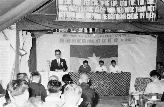 Trong ảnh: Luật sư Nguyễn Hữu Thọ, Chủ tịch Ủy ban Trung ương lâm thời Mặt trận Dân tộc Giải phóng miền Nam Việt Nam đọc báo cáo tại Hội nghị mở rộng của Ủy ban, chuẩn bị cho đại hội MTDTGPMNVN lần thứ nhất, tháng 12/1960. Ảnh: Tư liệu TTXVN  

