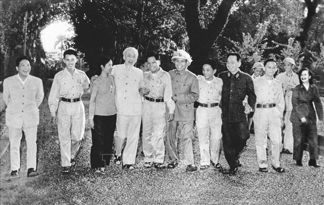 Trong ảnh: Chủ tịch Hồ Chí Minh với đoàn đại biểu Anh hùng, chiến sĩ thi đua các lực lượng vũ trang nhân dân giải phóng miền Nam ra thăm miền Bắc (11/11/1965). Ảnh: Tư liệu TTXVN