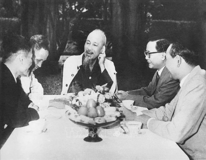 Trong ảnh: Chủ tịch Hồ Chí Minh tiếp đoàn đại biểu Mặt trận Dân tộc Giải phóng miền Nam Việt Nam lần đầu tiên ra thăm miền Bắc (20/10/1962). Ảnh: Tư liệu TTXVN