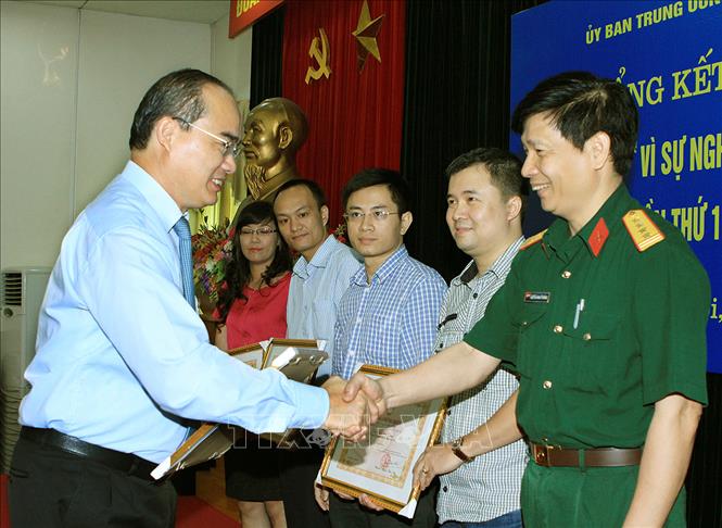 Trong ảnh: Sáng 10/9/2014, Chủ tịch Uỷ ban Trung ương MTTQ Việt Nam Nguyễn Thiện Nhân dự và trao giải cho các tác giả có tác phẩm đoạt giải tại Lễ tổng kết và trao thưởng Giải báo chí 