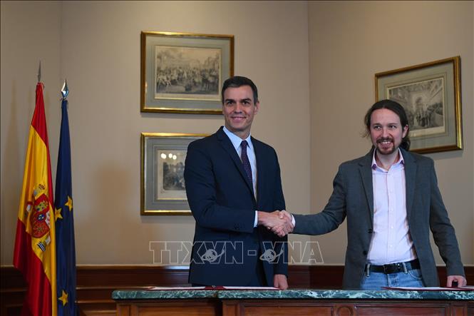 Trong ảnh: Thủ tướng tạm quyền Tây Ban Nha Pedro Sanchez (trái) và lãnh đạo đảng Unidas Podemos, ông Pablo Iglesias sau lễ ký thỏa thuận sơ bộ về thành lập Chính phủ liên minh tại thủ đô Madrid ngày 12/11/2019. Ảnh: AFP/TTXVN