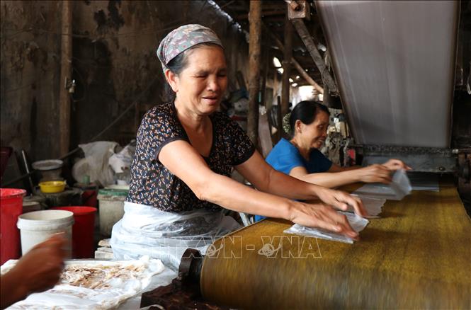 Trong ảnh: Người dân xã Mão Điền làm bánh cuốn. Ảnh: Thái Hùng - TTXVN