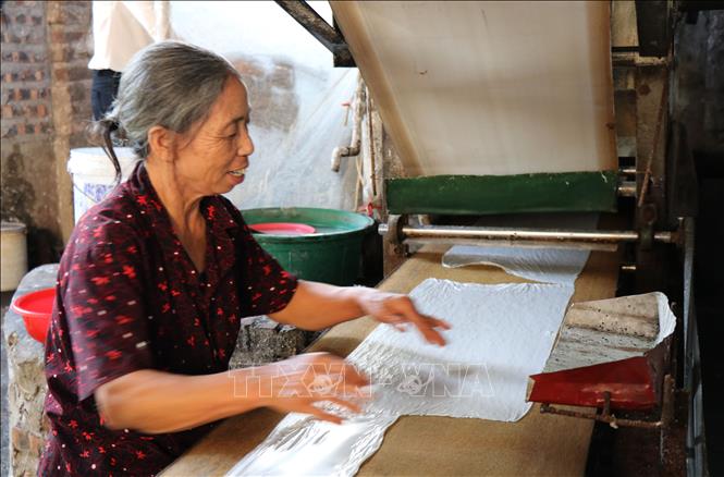 Trong ảnh: Người dân xã Mão Điền làm bánh cuốn. Ảnh: Thái Hùng - TTXVN