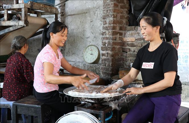 Trong ảnh: Người dân xã Mão Điền làm bánh cuốn. Ảnh: Thái Hùng - TTXVN