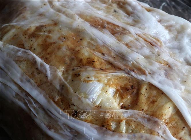 Trong ảnh: Bánh cuốn sau khi tráng được người dân xã Mão Điền quết lên một lớp hành phi. Ảnh: Thái Hùng - TTXVN