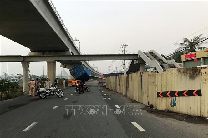 Trong ảnh: Lực lượng chức năng nhanh chóng đến xử lý hiện trường, điều tiết giao thông qua khu vực. Ảnh: TTXVN phát