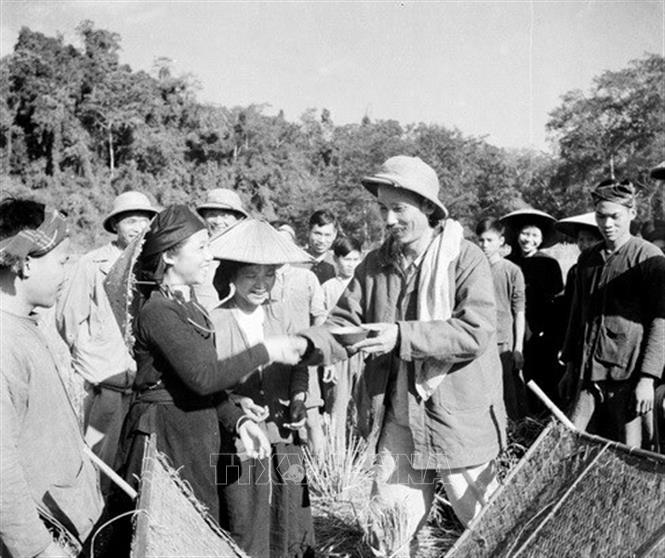 Trong ảnh: Chủ tịch Hồ Chí Minh đến thăm nông dân tỉnh Bắc Kạn đang thu hoạch lúa mùa năm 1950. Ảnh: Tư liệu TTXVN