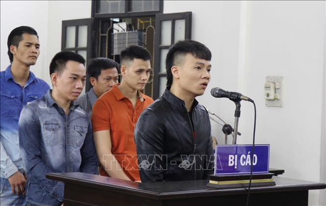 Trong ảnh: Đối tượng “Khá Bảnh” khai nhận tại phiên tòa. Ảnh: Diệp Trương - TTXVN