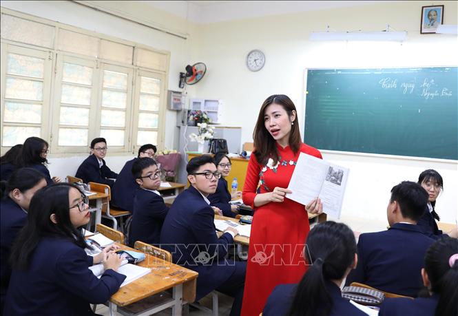 Trong ảnh: Mỗi tiết học, mỗi giờ lên lớp, cô Lưu Thị Thu Hà luôn tạo được cho học sinh niềm say mê hứng thú, phát huy được khả năng còn ẩn sâu trong các em. Ảnh: Thanh Tùng-TTXVN