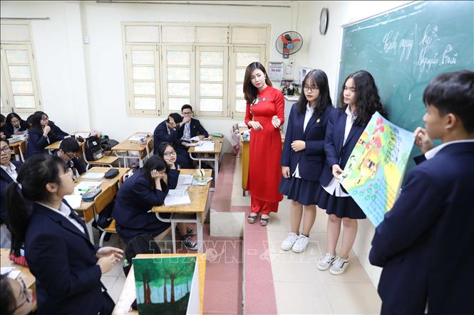 Trong ảnh: Cô giáo Thu Hà đã mạnh dạn đổi mới, sáng tạo cách dạy của mình, cách học của học sinh theo hướng tích hợp, liên môn hay theo chủ đề, theo dự án như: “Em làm cô giáo”, “Điều em muốn nói”, “Tập san dạy học”, “Talkshow truyền hình - Tại sao không?”, “Cuốn sách của tôi - Mùa hè rực rỡ”… Ảnh: Thanh Tùng-TTXVN