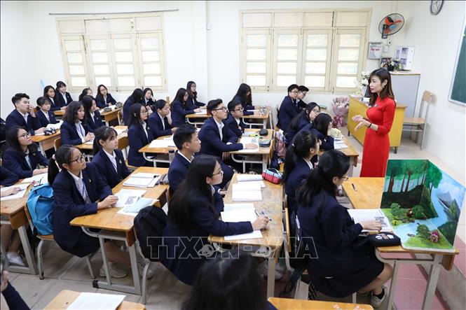 Trong ảnh: Giáo viên Lưu Thị Thu Hà trong một giờ lên lớp môn Ngữ văn của lớp 10D2. Ảnh: Thanh Tùng-TTXVN