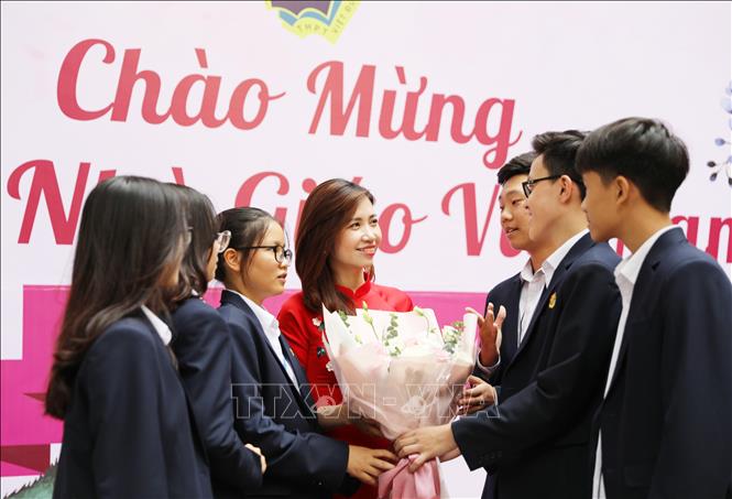 Trong ảnh: Kỷ niệm ngày Nhà giáo Việt Nam 20/11 năm 2019, cô giáo Lưu Thị Thu Hà vinh dự được nhận giải thưởng 