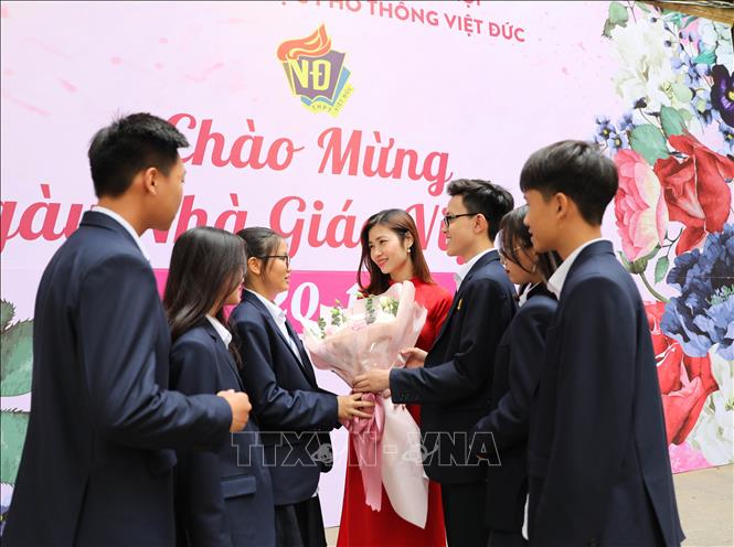 Trong ảnh: Học sinh lớp 10D2 do cô giáo Thu Hà làm chủ nhiệm tặng cô bó hoa tươi thắm nhân dịp kỷ niệm ngày Nhà giáo Việt Nam 20/11 và chúc mừng cô vừa được nhận giải thưởng 