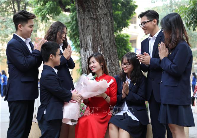 Trong ảnh: Học sinh lớp 10D2 chúc mừng cô giáo chủ nhiệm Lưu Thị Thu Hà vừa được nhận giải thưởng 