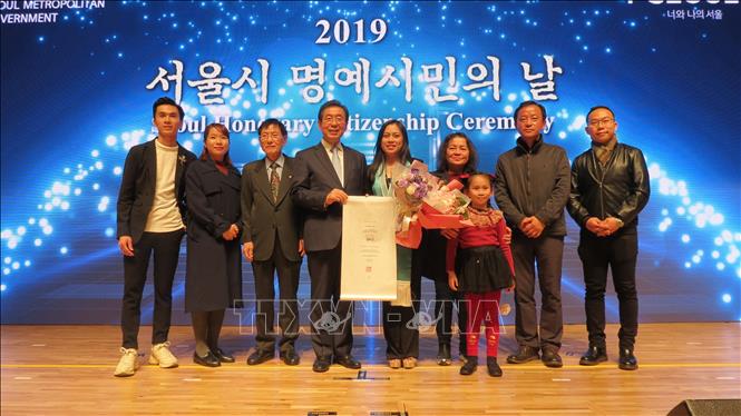 Trong ảnh: Thị trưởng Seoul Park Won-soo (thứ tư, từ trái sang) chụp ảnh lưu niệm cùng chị Lê Nguyễn Minh Phương được vinh danh 