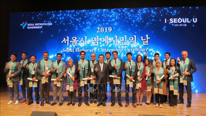 Trong ảnh: Thị trưởng Seoul Park Won-soon (thứ 9, bên trái) cùng 18 công dân được vinh danh 
