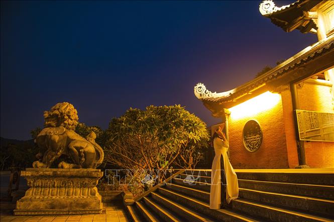 Trong ảnh: Chùa Bái Đính lung linh về đêm. Ảnh: Minh Đức - TTXVN