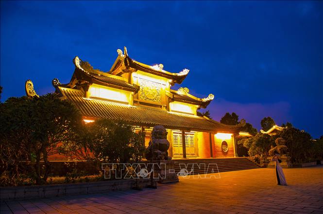 Trong ảnh: Cổng Tam quan Nội chùa Bái Đính được làm toàn bằng gỗ tứ thiết, kiến trúc theo kiểu lộng tàn, chồng giường, tiền bẩy, hậu bẩy, xà nách, cao tới đỉnh 16,5m, có chiều dài 32m, rộng 13,5m. Ảnh: Minh Đức - TTXVN