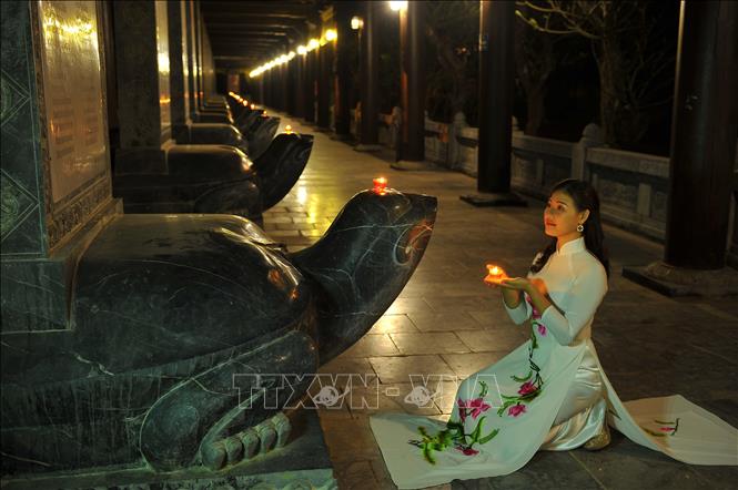 Trong ảnh: Dãy hành lang với 108 rùa đá cõng bia kinh phật, mỗi tấm bia là một lời răn cho cuộc sống. Ảnh: Minh Đức - TTXVN