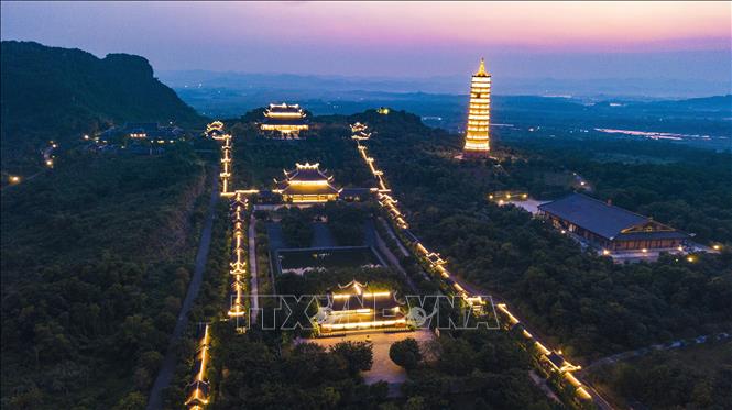 Trong ảnh: Toàn cảnh chùa Bái Đính về đêm. Ảnh: Minh Đức - TTXVN