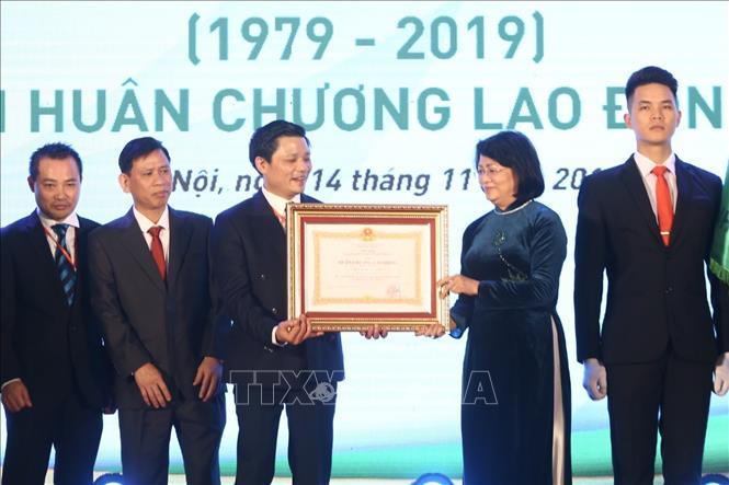 Trong ảnh: Phó Chủ tịch nước Đặng Thị Ngọc Thịnh trao Huân chương Lao động hạng Nhất của Chủ tịch nước cho Bệnh viện Phụ sản Hà Nội. Ảnh: Minh Quyết - TTXVN