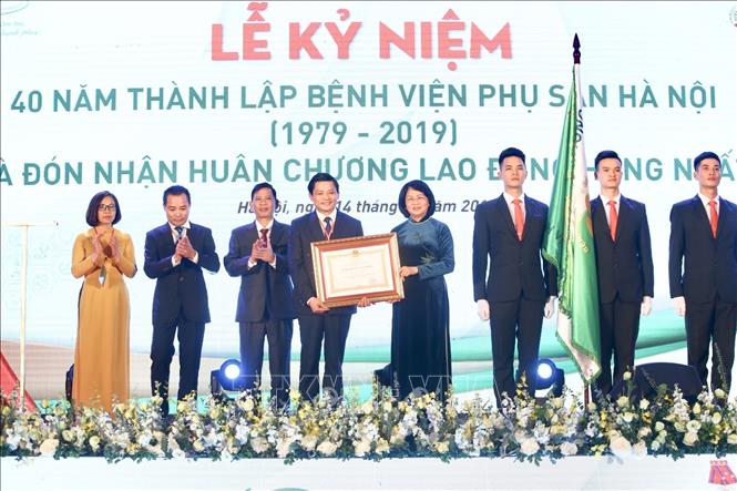 Trong ảnh: Phó Chủ tịch nước Đặng Thị Ngọc Thịnh trao Huân chương Lao động hạng Nhất của Chủ tịch nước cho Bệnh viện Phụ sản Hà Nội. Ảnh: Minh Quyết - TTXVN