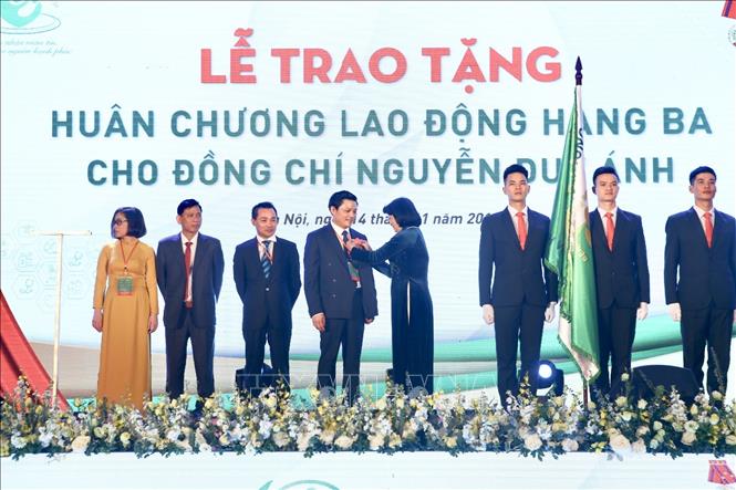 Trong ảnh: Phó Chủ tịch nước Đặng Thị Ngọc Thịnh trao Huân chương Lao động hạng Ba của Chủ tịch nước cho PGS.TS Nguyễn Duy Ánh, Giám đốc Bệnh viện Phụ sản Hà Nội. Ảnh: Minh Quyết - TTXVN