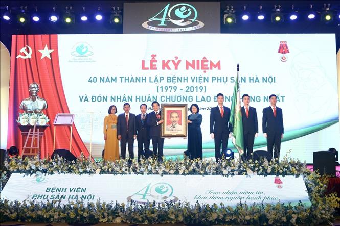 Trong ảnh: Phó Chủ tịch nước Đặng Thị Ngọc Thịnh tặng bức ảnh chân dung Chủ tịch Hồ Chí Minh cho Bệnh viện Phụ sản Hà Nội. Ảnh: Minh Quyết - TTXVN