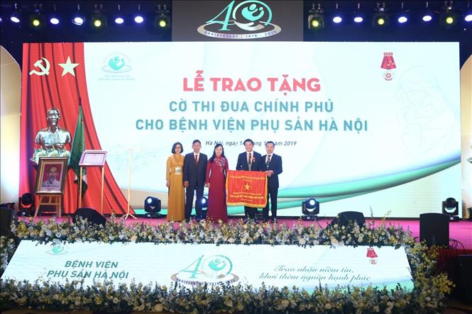 Trong ảnh: Bộ trưởng Bộ Y tế Nguyễn Thị Kim Tiến tặng Cờ thi đua của Chính phủ cho Bệnh viện Phụ sản Hà Nội. Ảnh: Minh Quyết - TTXVN