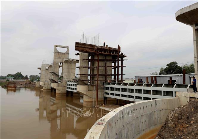 Trong ảnh: Cống Trà Sư đang thi công những hạng mục cuối cùng. Ảnh: Vũ Sinh - TTXVN