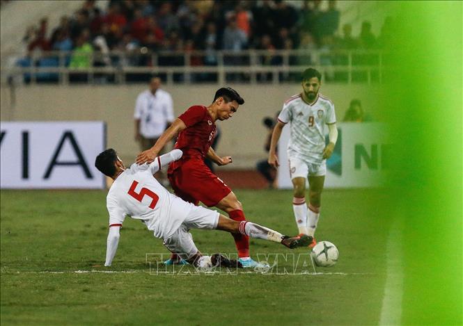 Photo: A fight for the ball during the match. VNA Photo: Trọng Đạt