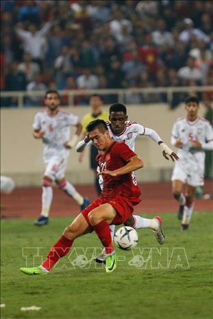 Photo: In the 39th minute, UAE’s player Khalifa Al Hammadi received a red card for tackling Vietnam’s forward Nguyen Tien Linh. At the stroke of half-time, Tien Linh made the home crowd go wild with a right-footed strike from the edge of the box, which hit the crossbar and went in. VNA Photo: Trọng Đạt