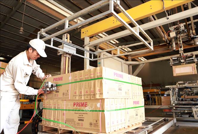 Trong ảnh: Đóng gói sản phẩm gạch ốp lát tại Công ty Cổ phần Prime Đại Việt, khu công nghiệp Khai Quang, Vĩnh Phúc. Ảnh: Hoàng Hùng - TTXVN