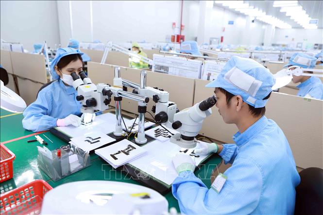 Trong ảnh: Sản xuất linh kiện điện tử tại Công ty Điện tử YPE Vina, khu công nghiệp Bình Xuyên 2 Vĩnh Phúc. Ảnh: Hoàng Hùng – TTXVN