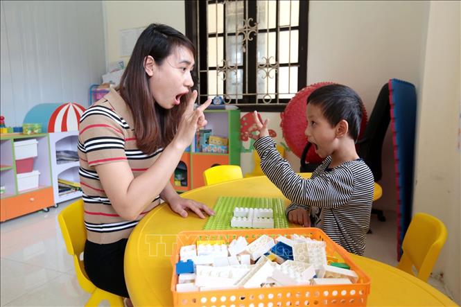 Trong ảnh: Cô trò Trường phục hồi chức năng và dạy nghề cho người khuyết tật Tiên Lữ trong giờ can thiệp sớm. Ảnh: Anh Tuấn – TTXVN