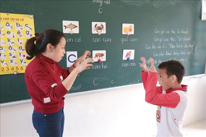 Trong ảnh: Lớp học văn hóa cho học sinh khuyết tật tại Trường phục hồi chức năng và dạy nghề cho người khuyết tật Tiên Lữ. Ảnh: Anh Tuấn – TTXVN