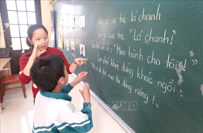Trong ảnh: Lớp học văn hóa cho học sinh khuyết tật tại Trường phục hồi chức năng và dạy nghề cho người khuyết tật Tiên Lữ. Ảnh: Anh Tuấn – TTXVN