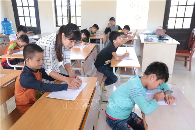 Trong ảnh: Lớp học văn hóa cho học sinh khuyết tật tại Trường Phục hồi chức năng và dạy nghề cho người khuyết tật Tiên Lữ. Ảnh: Anh Tuấn – TTXVN