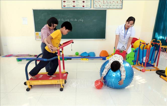 Trong ảnh: Tập phục hồi chức năng cho các học sinh khuyết tật tại Trường Phục hồi chức năng và dạy nghề cho người khuyết tật Tiên Lữ. Ảnh: Anh Tuấn – TTXVN